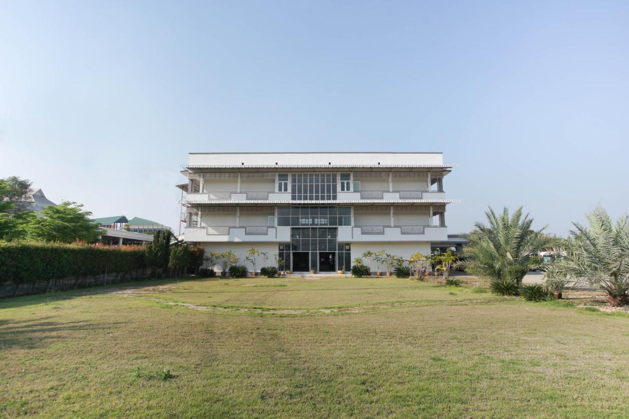 Oyo 75394 Sakthong Grand Hotel Chiang Khong Bagian luar foto